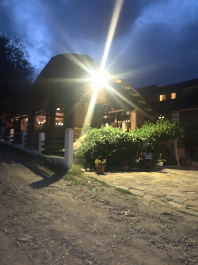 No Comment Rustic Hotel Curtea de Argeş Exterior foto